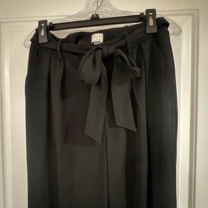 Nice super soft, lightweight, crop pleated pants size 4